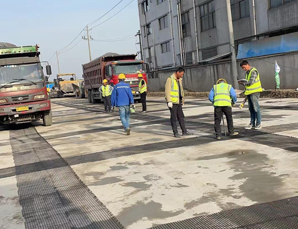 鄂城老材料的新故事：玻璃纤维土工格栅如何在‘白改黑’浪潮中重获新生？